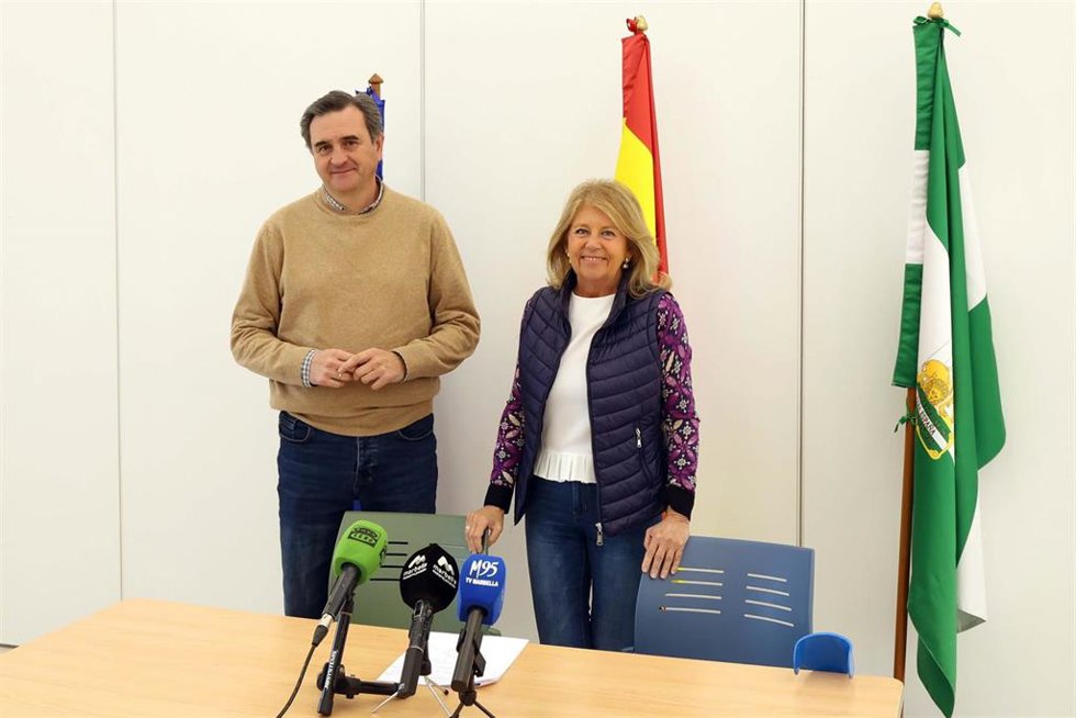La alcaldesa de Marbella, Ángeles Muñoz, y el portavoz municipal en rueda de prensa