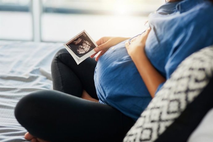 Archivo - Arquivo - Mulher grávida olhando para um exame de ultrassom.
