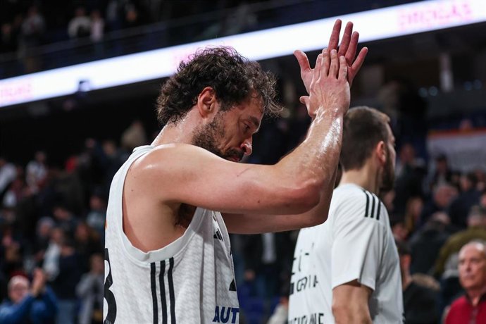 Sergio Llull aplaude a la grada del Movistar Arena tras un partido del Real Madrid en la Euroliga 24-25