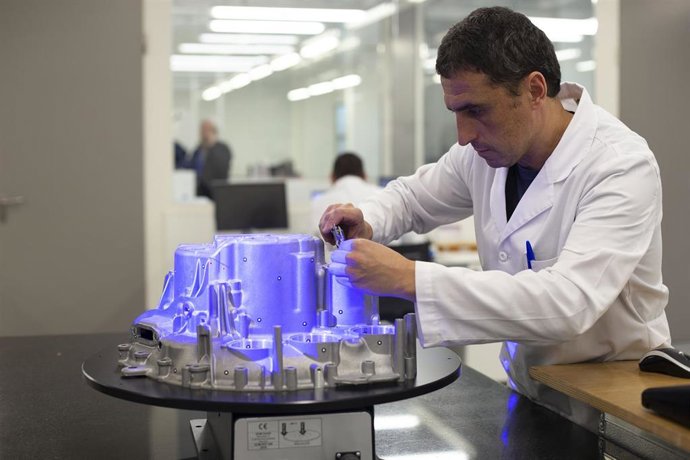 Archivo - Técnico en el ámbito de la metrología