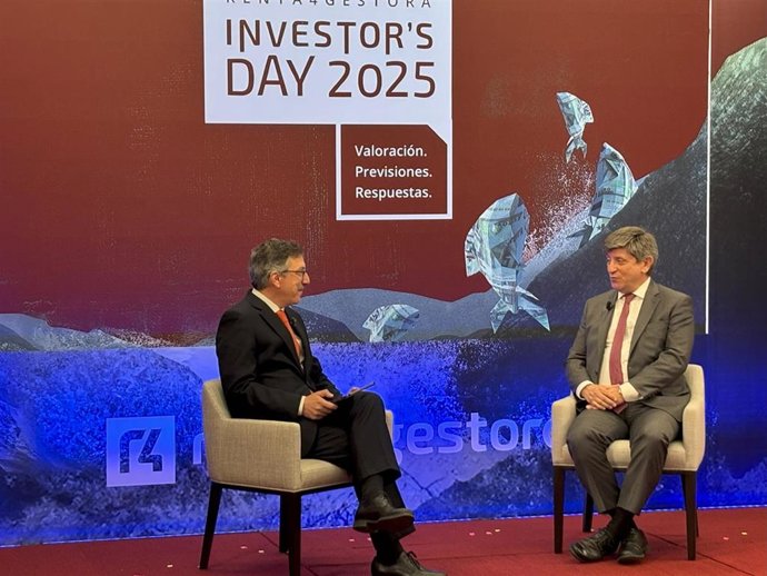 A la derecha, el presidente de Renta 4 Gestora, Enrique Sánchez del Villar, en el VI Investor's Day de la firma, a 25 de marzo de 2025, en Madrid.
