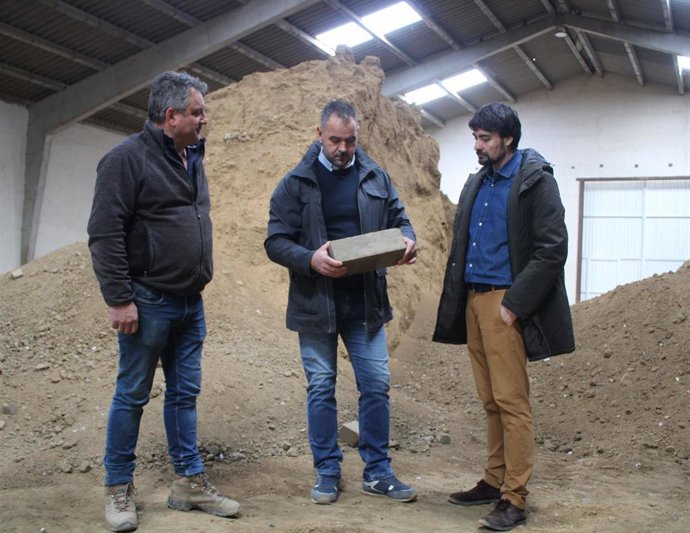 Representantes de la Diputación de León con los materiales que se emplearán en la construcción del Centro Arqueológico de Lancia.