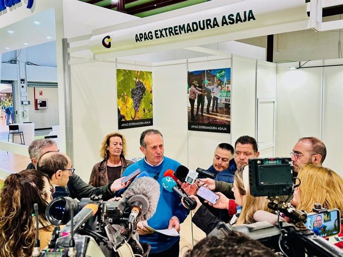 El presidente de APAG Extremadura Asaja, Juan Metidieri, atiende a los medios de comunicaicón
