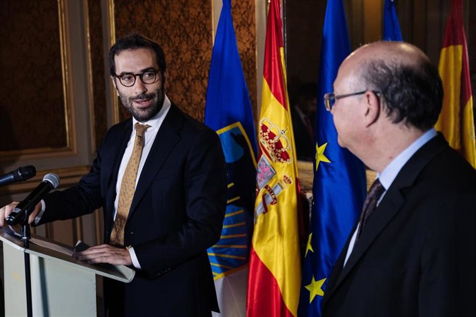 Archivo - El ministro de Economía, Comercio y Empresa, Carlos Cuerpo, y el presidente del Banco Interamericano de Desarrollo (BID), Ilan Goldfajn