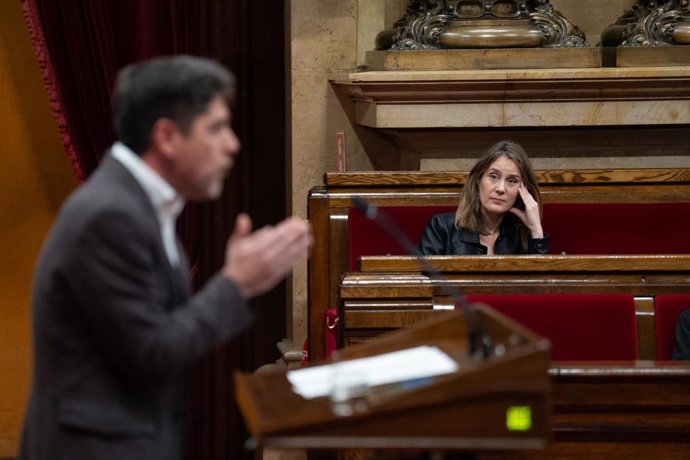 Los diputados de Comuns Sumar, David Cid y Jéssica Albiach, durante una sesión plenaria, en el Parlament, a 25 de marzo de 2025, en Barcelona, Cataluña (España). El presidente de la Generalitat, comparece en el pleno monográfico que, a petición de ERC, Co