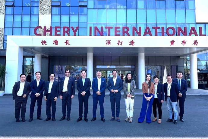 El conseller de Empresa y Trabajo de la Generalitat, Miquel Sàmper, junto a directivos de Chery y representantes del Govern.