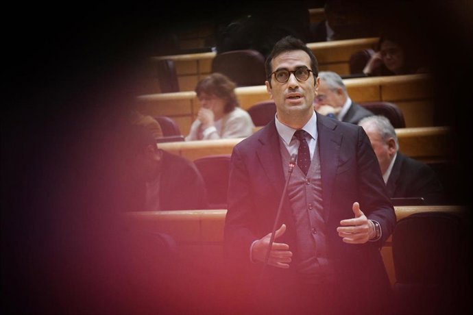 El ministro de Economía, Comercio y Empresa, Carlos Cuerpo, durante una sesión de control, en el Senado, a 25 de febrero de 2025, en Madrid (España). 