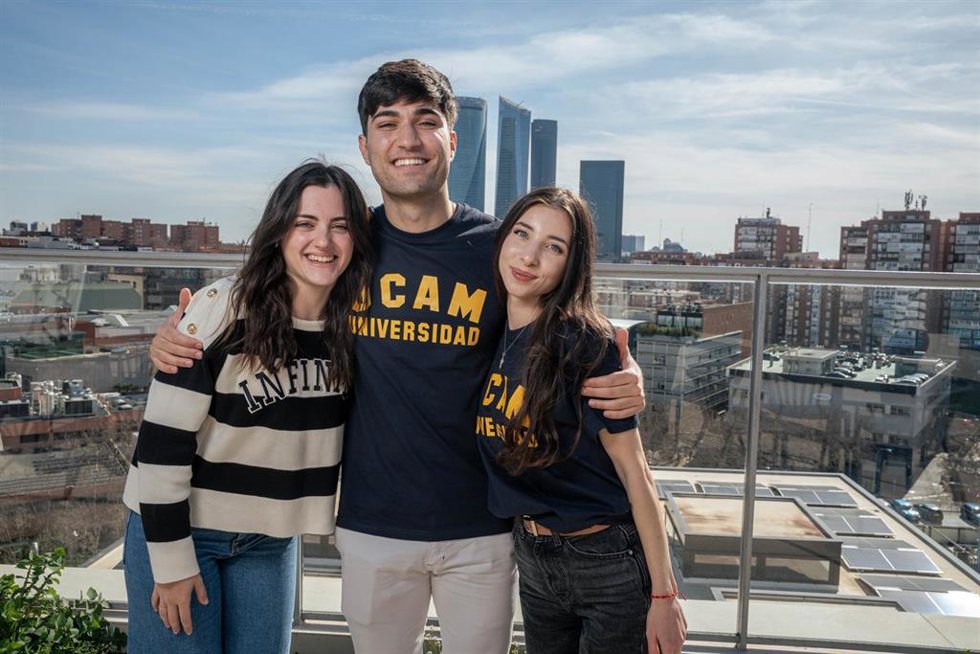 Estudiantes de la UCAM en la Feria AULA