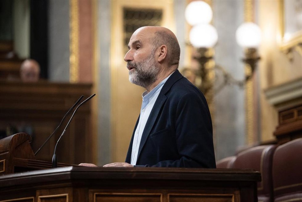 El diputado del BNG Néstor Rego interviene durante una sesión plenaria en el Congreso de los Diputados, a 18 de marzo de 2025, en Madrid (España).