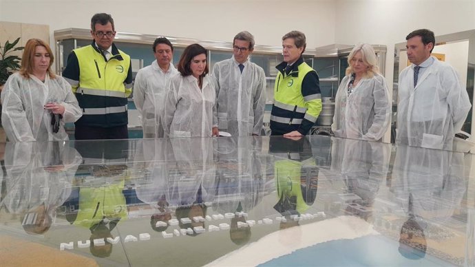 Jorge Paradela junto a la consejera de Empleo en su visita a la planta de Acerinox en Los Barrios.