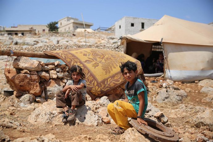 Archivo - Arquivo - Crianças sírias em um campo para pessoas deslocadas no norte de Aleppo, na Síria.
