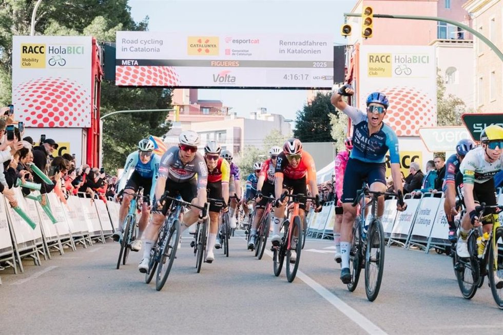 El ciclista británico Ethan Vernon (Israel-Premier Tech) ha ganado este martes la segunda etapa de la Volta a Catalunya, disputada entre Banyoles y Figueres sobre 180,5 kilómetros