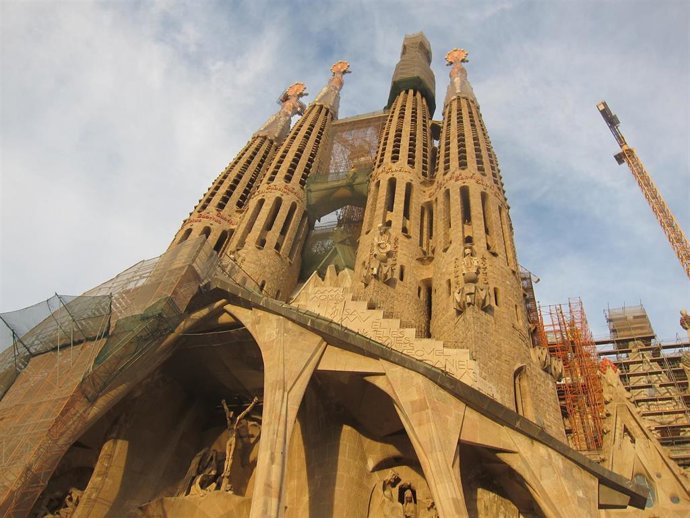 Archivo - Fachada de la Gloria de la Sagrada Familia de Barcelona, en una foto de archivo.