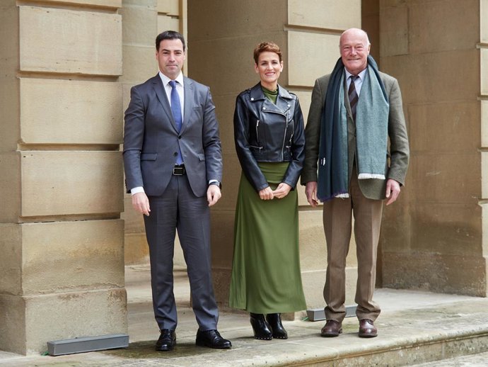 (I-D) El lehendakari, Imanol Pradales; la presidenta de Navarra, María Chivite y el presidente de Nueva-Aquitania, Alain Rousset, a su llegada a la Asamblea de la Eurorregión Nueva Aquitania-Euskadi-Navarra, en el Palacio de Navarra, a 25 de marzo de 2025