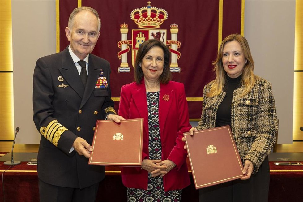 El almirante Juan Francisco Martínez, la ministra de Defensa, Margarita Robles y la presidenta del Cabildo de Tenerife, Rosa Dávila, en la firma de la renovación de la 'Operación Prometeo'