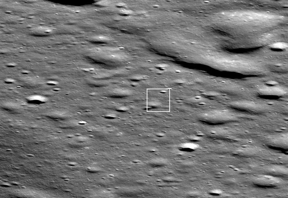 El módulo de aterrizaje lunar Blue Ghost Mission 1 de Firefly Aerospace, que aparece en esta imagen del Lunar Reconnaissance Orbiter de la NASA como un píxel brillante que proyecta una sombra en el centro del cuadro blanco,