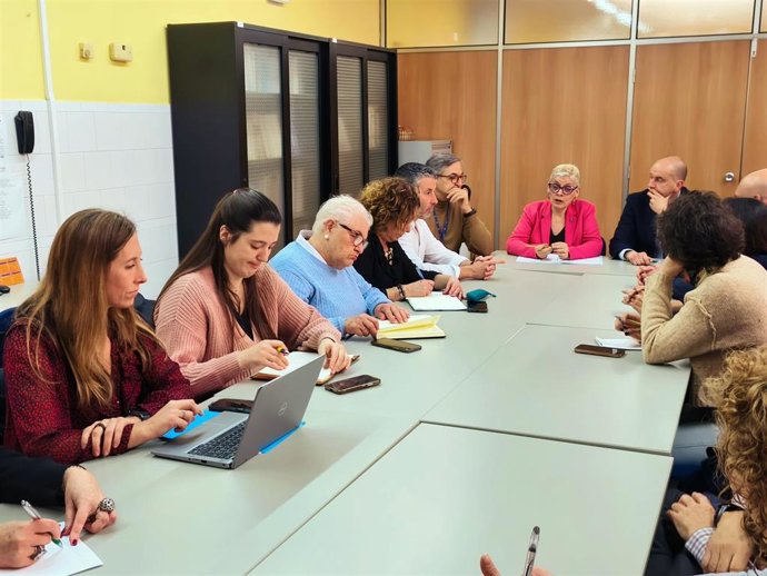 La vicealcaldesa gijonesa y concejala de Economía, Empleo, Turismo e  Innovación, Ángela Pumariega (primera por la izda), asiste a la reunión de la Comisión de Seguimiento de las obras de ampliación del hospital de Cabueñes.