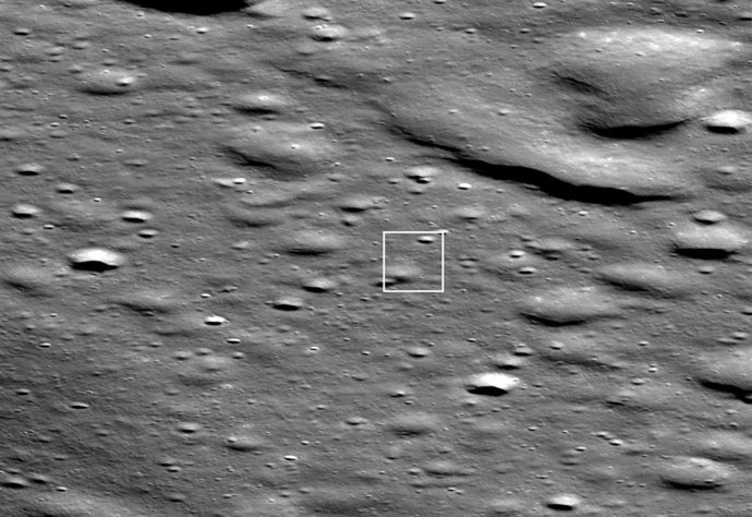 O módulo de pouso lunar Blue Ghost Mission 1 da Firefly Aerospace, que aparece nesta imagem da Lunar Reconnaissance Orbiter da NASA como um pixel brilhante lançando uma sombra no centro do quadrado branco,