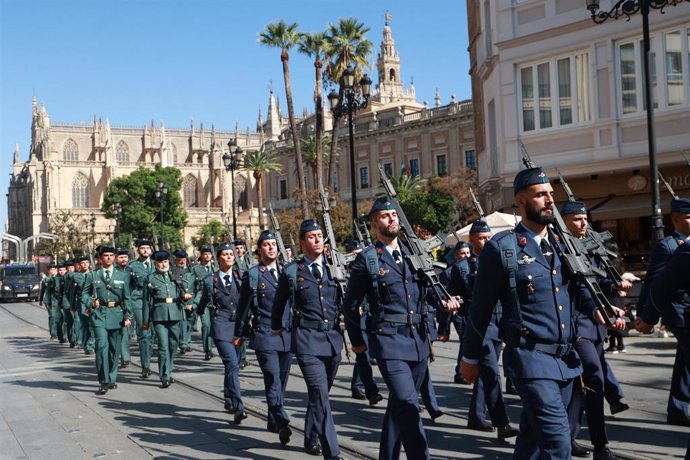 Archivo - Desfile de la Unidad de Honores por la Avenida de la Constitución en el acto de IIzado solemne de la Bandera nacional en Sevilla por el Día de la Fiesta Nacional, a 10 de octubre de 2023 en Sevilla (Andalucía, España). 