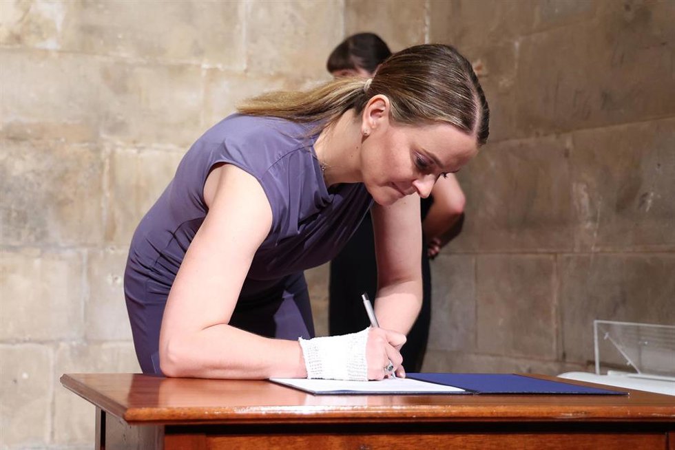 Archivo - La presidenta del Govern, Margalida Prohens, firma un documento en el Consolat de Mar. 