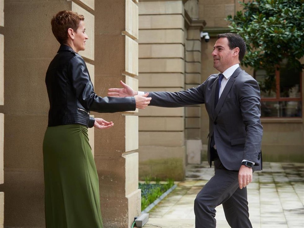 La presidenta de Navarra, María Chivite, recibe al lehendakari, Imanol Pradales, a su llegada a la Asamblea de la Eurorregión Nueva Aquitania-Euskadi-Navarra, en el Palacio de Navarra, a 25 de marzo de 2025, en Pamplona, Navarra (España). La Eurorregión