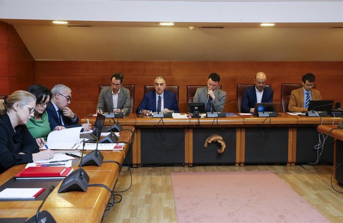 El consejero de Fomento, Roberto Media, comparece en comisión parlamentaria