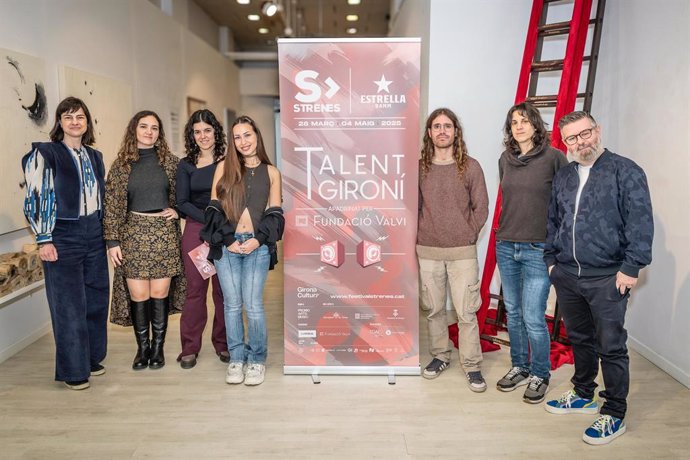 Representants del Festival Strenes i de la Fundació Valví amb els artistes seleccionats de la secció Talent Gironí