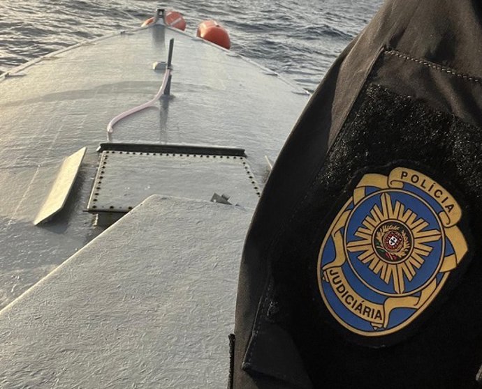 Un agente de la Policía Judicial de Portugal tras la intervención de un narcosubmarino
