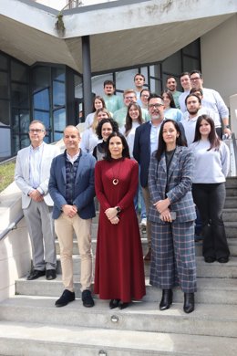 Gálvez (delante, centro), durante la clausura del el Programa de Empleo y Formación desarrollado en Montilla.