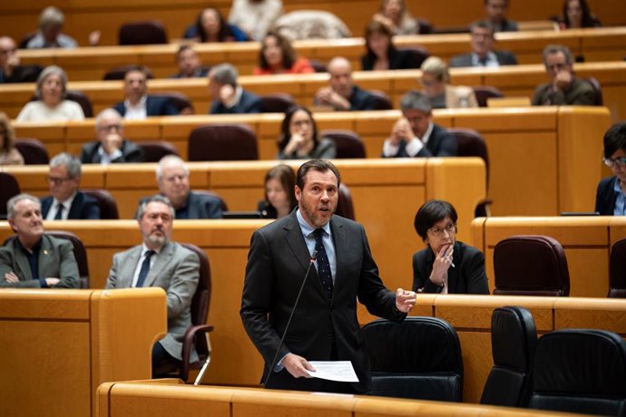 El ministro de Transportes y Movilidad Sostenible, Óscar Puente,, durante una sesión de control en el Senado, a 11 de marzo de 2025, en Madrid (España). 