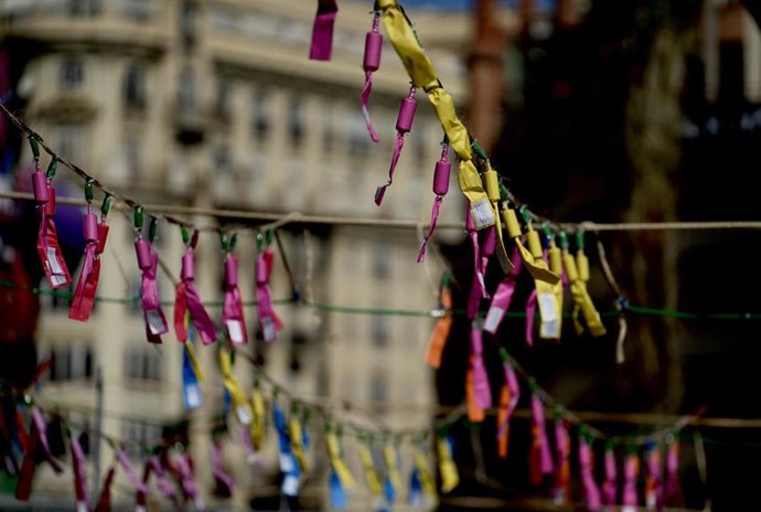 Preparación para una mascletà de la plaza del Ayuntamiento.