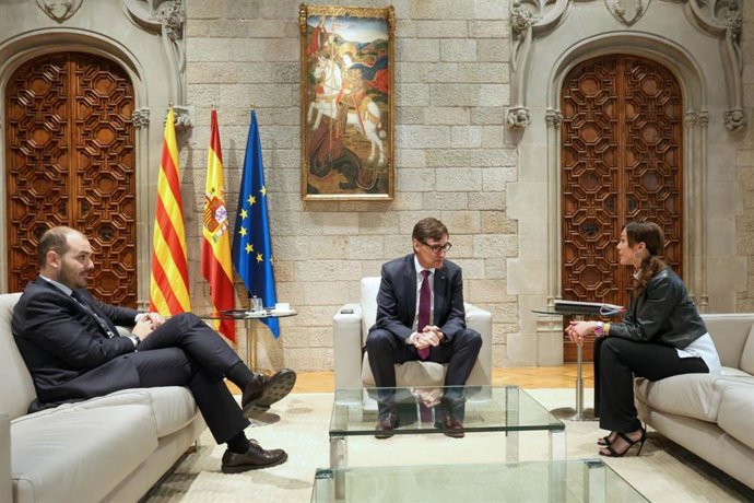 El president de la Generalitat, Salvador Illa, amb el conseller de Presidència, Albert Dalmau, i l'alcaldessa de Sabadell (Barcelona), Marta Farrés