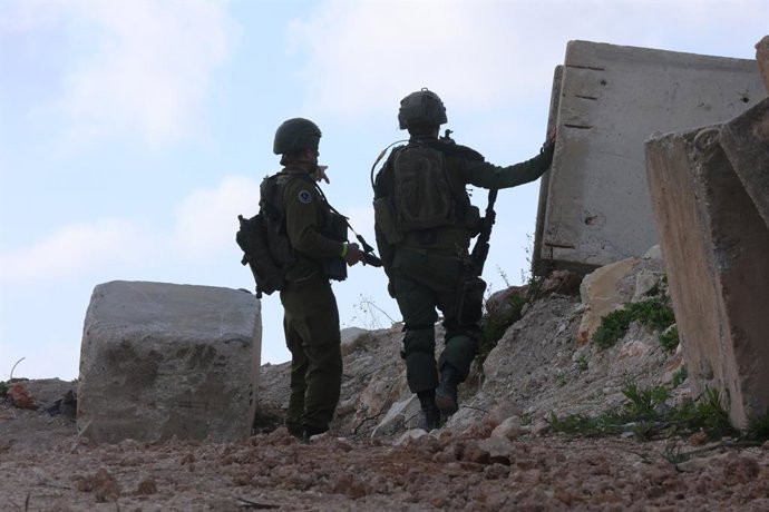 FRONTEIRA ISRAEL-LEBANO, 11 de março de 2025 -- Tropas israelenses são vistas perto da fronteira norte de Israel com o Líbano em 10 de março de 2025.   Um soldado libanês foi morto e outro ferido e levado para o território israelense em recentes ataques a