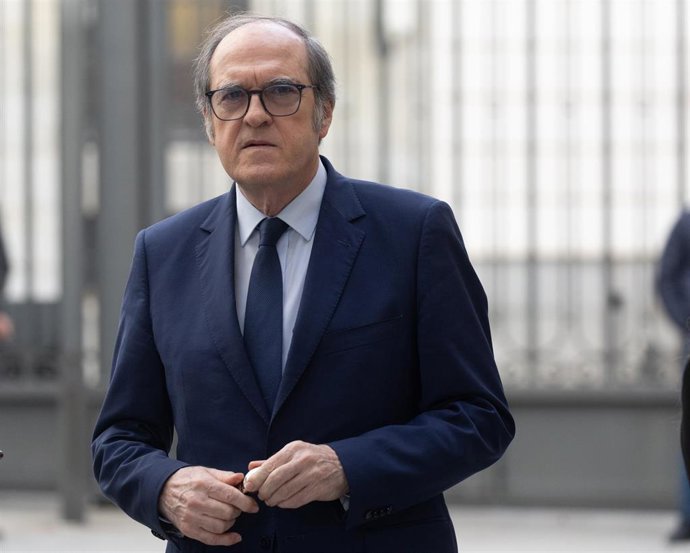 Archivo - El Defensor del Pueblo, Ángel Gabilondo, a su llegada para hacer entrega del Informe anual 2023 del Defensor del Pueblo, en el Salón de Pasos Perdidos, a 22 de marzo de 2024, en Madrid (España). El Defensor del Pueblo ha entregado el Informe Anu