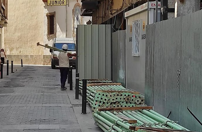 Archivo - Un obrero de la construcción trabajando en una obra en Córdoba.