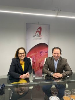 La presidenta del Instituto Municipal de Desarrollo Económico y Empleo (Imdeec), Blanca Torrent, y el presidente de la Asociación de Empresas Fabricantes y de Servicios de Córdoba (Asfaco), Miguel Ángel Tamarit.