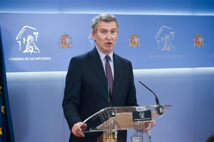 El presidente del Partido Popular, Alberto Núñez Feijóo, comparece ante los medios tras la reunión en La Moncloa con el presidente del Gobierno, Pedro Sánchez, en el Congreso de los Diputados, a 13 de marzo de 2025, en Madrid (España).   