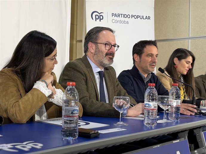 Adolfo Molina (2º izda.), en el Comité Ejecutivo Provincial del PP de Córdoba celebrado en Castro del Río.
