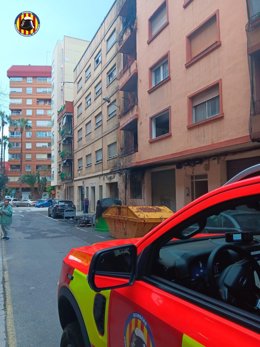 Extinguen un incendio en Mislata que dañó la fachada de un edificio y afectó a dos vehículos
