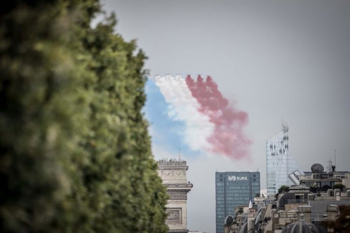 Archivo - 14 de julho de 2020, Paris, França, FRANÇA: Aviões da Força Aérea Francesa da Patrouille de France, a Patrulha Acrobática Francesa, soltam fumaça azul, branca e vermelha, as cores da bandeira francesa, enquanto sobrevoam Paris durante o Dia da B