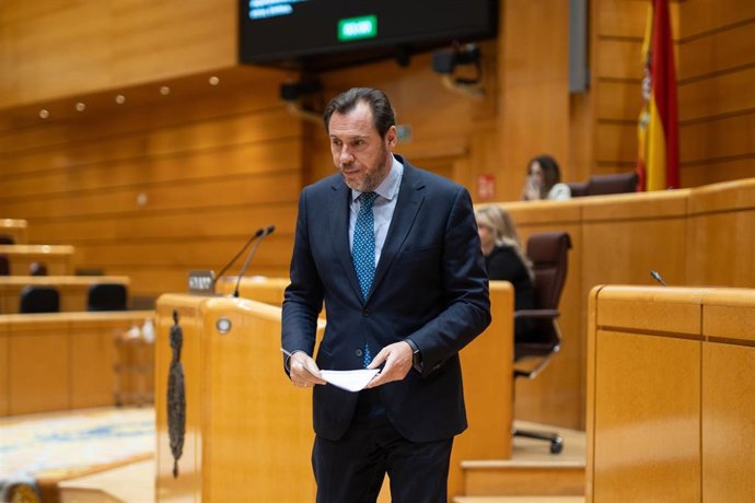 El ministro de Transportes y Movilidad Sostenible, Óscar Puente, durante una sesión de control al Gobierno, en el Senado, a 25 de marzo de 2025, en Madrid (España).