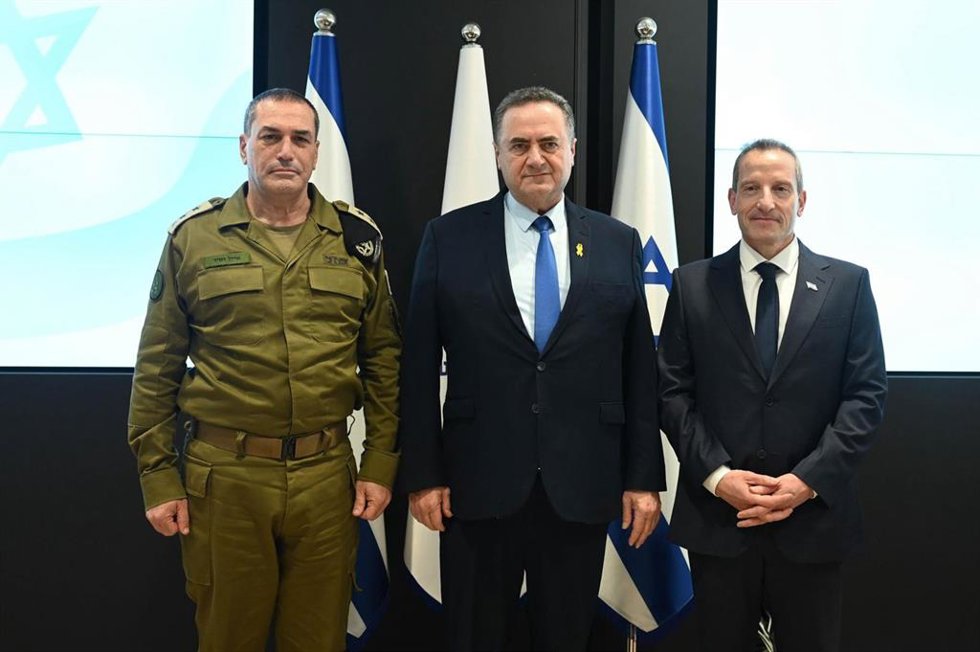 Imagen de archivo del jefe del Estado Mayor israelí, Eyal Zamir, junto al ministro de Defensa, Israel Katz