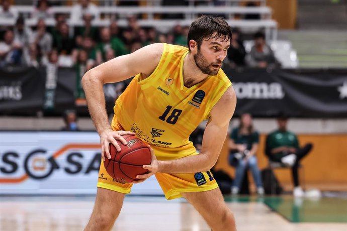 Archivo - Mike Tobey, do Dreamland Gran Canaria, em ação durante a BKT EuroCup, partida disputada entre Juventut Badalona e Dreamland Gran Canaria no Palau Olimpic em 29 de outubro de 2024 em Badalona, Espanha.