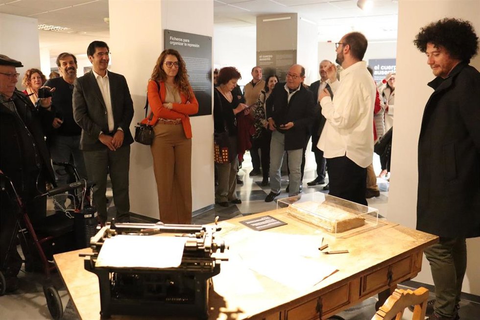 El vicepresidente segundo del Gobierno de Castilla-La Mancha, José Manuel Caballero, ha inaugurado hoy la exposición 'El cuerpo ausente. Tantas maneras de despedirse, tantas formas de pervivir' en el Museo de Cuenca.