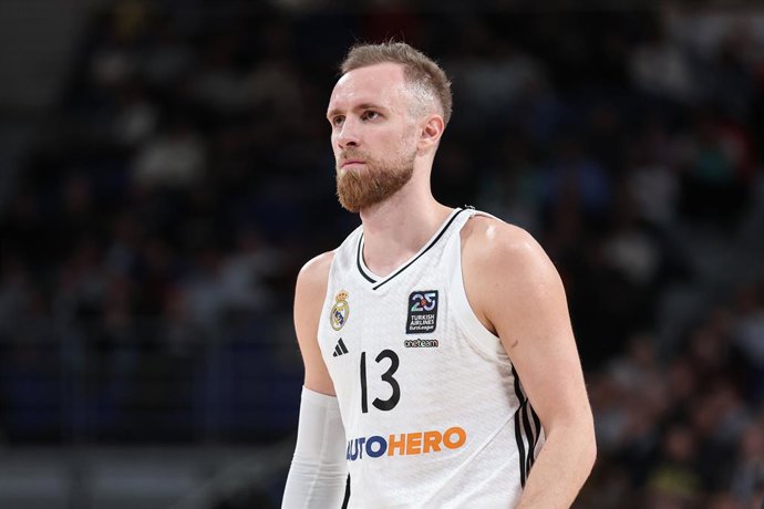 Dzanan Musa, do Real Madrid, observa durante a partida da 30ª rodada da temporada regular da Turkish Airlines EuroLeague entre o Real Madrid e o LDLC Asvel Villeurbanne na Movistar Arena em 20 de março de 2025 em Madri, Espanha.