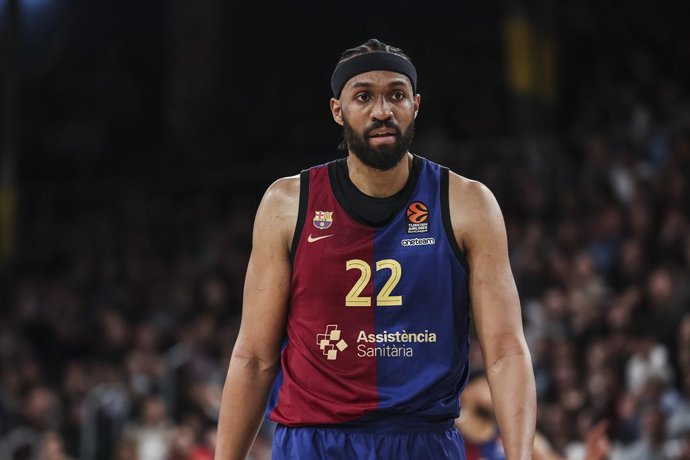 Archivo - Jabari Parker, do FC Barcelona, observa durante a partida da Turkish Airlines Euroleague, disputada entre o FC Barcelona e o Olympiacos Piraeus, no Palau Blaugrana, em 7 de fevereiro de 2025, em Barcelona, Espanha.
