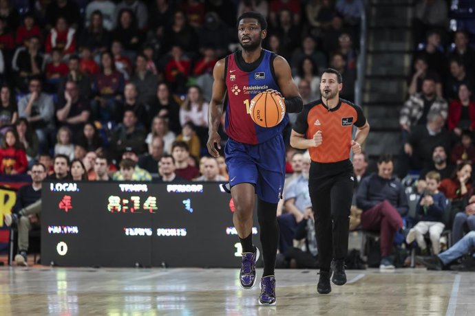 Chimezie Metu, do FC Barcelona, em ação durante a partida da Liga Endesa ACB, disputada entre FC Barcelona e Casademont Zaragoza no Palau Blaugrana em 23 de março de 2025 em Barcelona, Espanha.