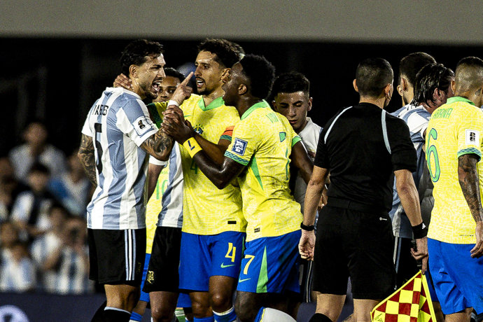Leandro Paredes discute con Marquinhos y Vinícius Jr durante el Argentina-Brasil de las Eliminatorias Sudamericanas para el Mundial de 2026