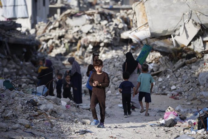 Palestinos caminan sobre los escombros provocados por los ataques israelíes en Yabalia, en el norte de la Franja de Gaza