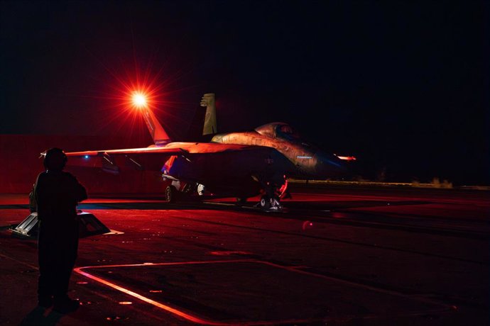16 de março de 2025, Uss Harry S. Truman, Mar Vermelho, águas internacionais: Um avião de caça F/A-18E Super Hornet da Marinha dos EUA, acoplado aos Sunliners do Strike Fighter Squadron 81, prepara-se para decolar do convés de voo do porta-aviões USS Harr